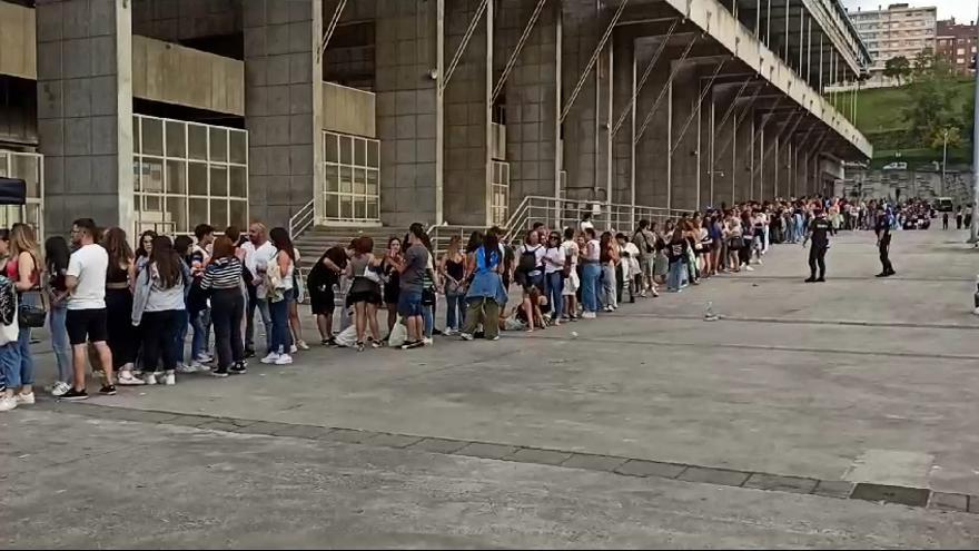 La &quot;Melendimanía&quot; desborda los alrededores del Carlos Tartiere: centenares de personas hacen cola antes del concierto