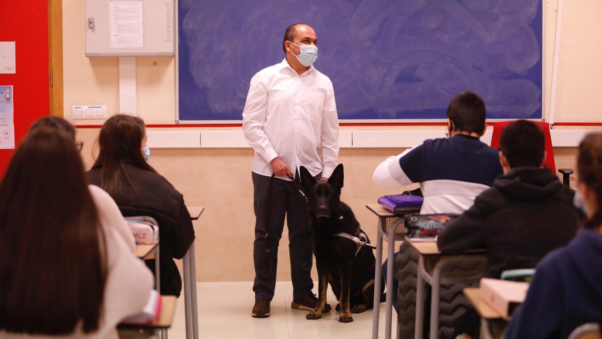 Así es el día a día del Sebas Sierra, ciego de nacimiento y profesor de Historia en el Instituto de La Corredoria