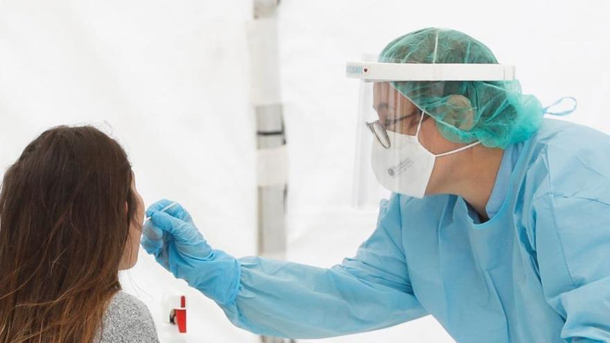 Un profesional sanitario realiza una prueba de coronavirus a una vecina de Ordizia (Guipúzcoa).