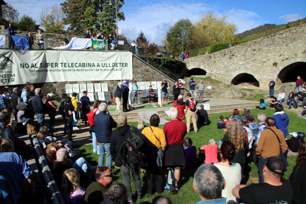 Pla general de la concentració a Camprodon contra la construcció d'un telecabina a Vallter