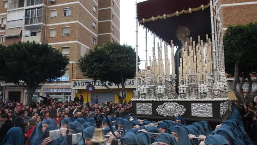 La Mediadora saliendo de la calle Robledal.