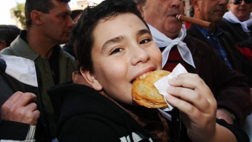 Los sardineros reparten pasteles de carne en Murcia