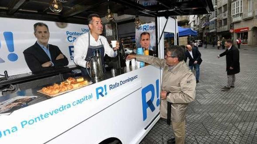 El candidato popular en la &quot;Rafaneta&quot;, en la Peregrina. // G. Santos