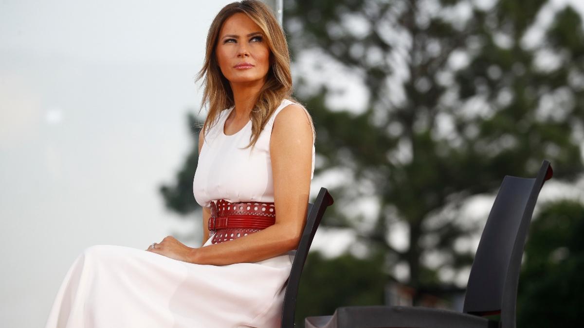 Melania Trump con vestido blanco y cinturón rojo