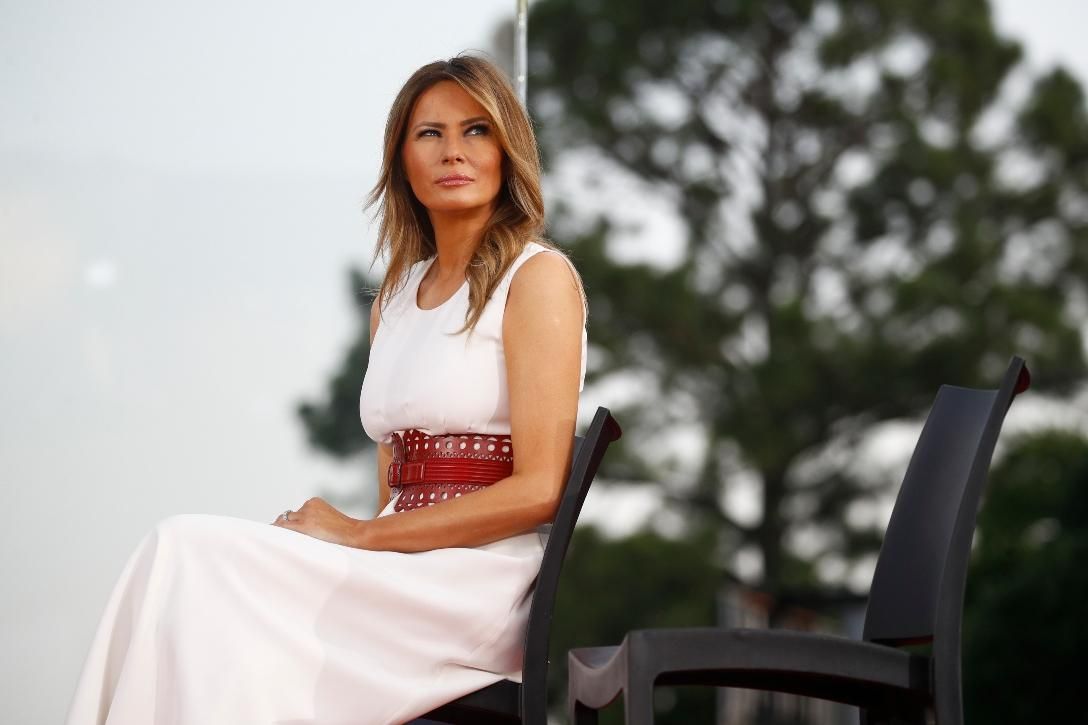 Melania Trump con vestido blanco y cinturón rojo