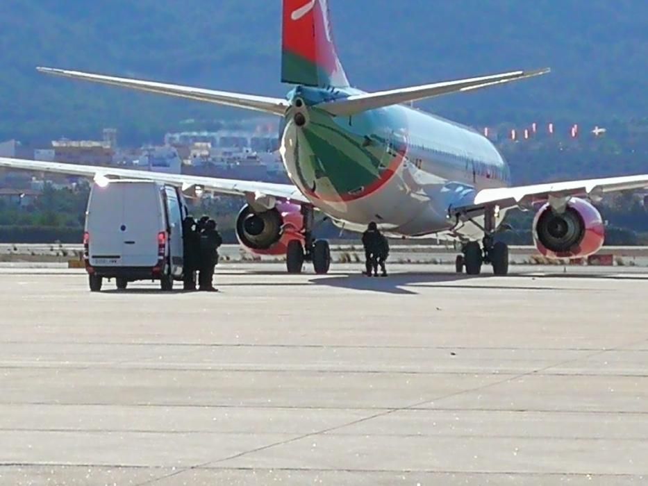 Simulacro del secuestro de un avión en el Aeropuerto de Málaga.