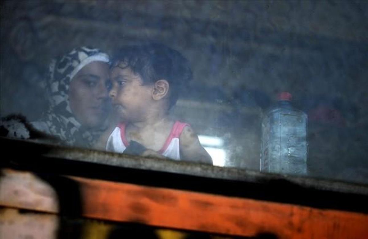 Uns immigrants a dins d’un tren a Gevgelija, Macedònia. Les autoritats hongareses van interceptar dilluns 2.093 persones que van entrar al país de forma il·legal.
