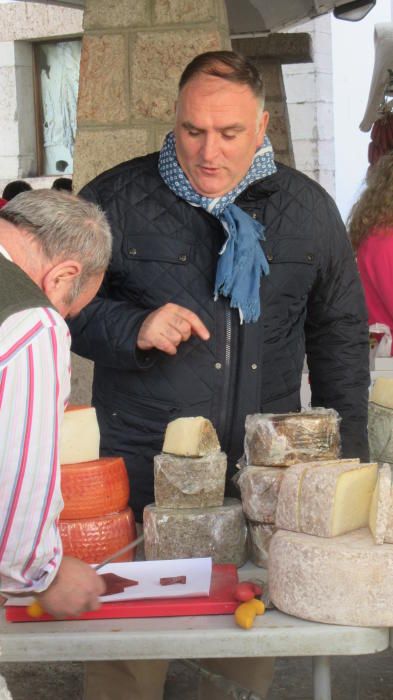 El chef José Andrés revoluciona "la plaza" de Cangas de Onís