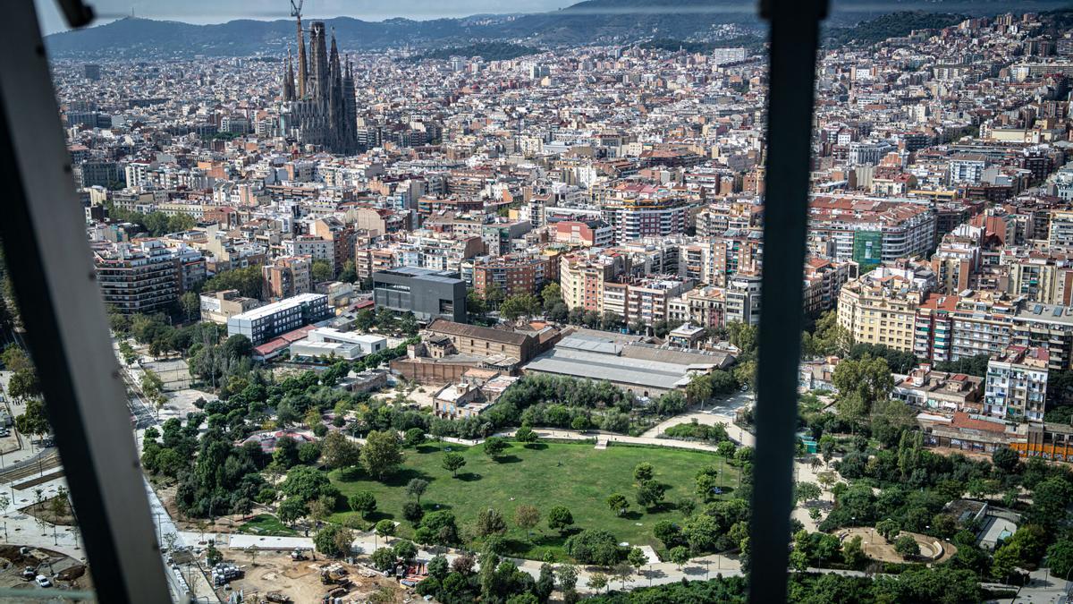 Vista aérea de la Clariana y parte de la fachada norte de Consell de Cent pendiente de derribos