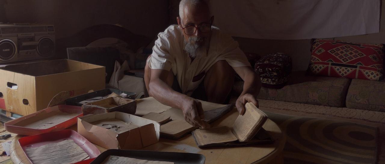 Imagen del rodaje en la que se ve a Sidi, que tiene unas de las bibliotecas más importantes de Ouadane.