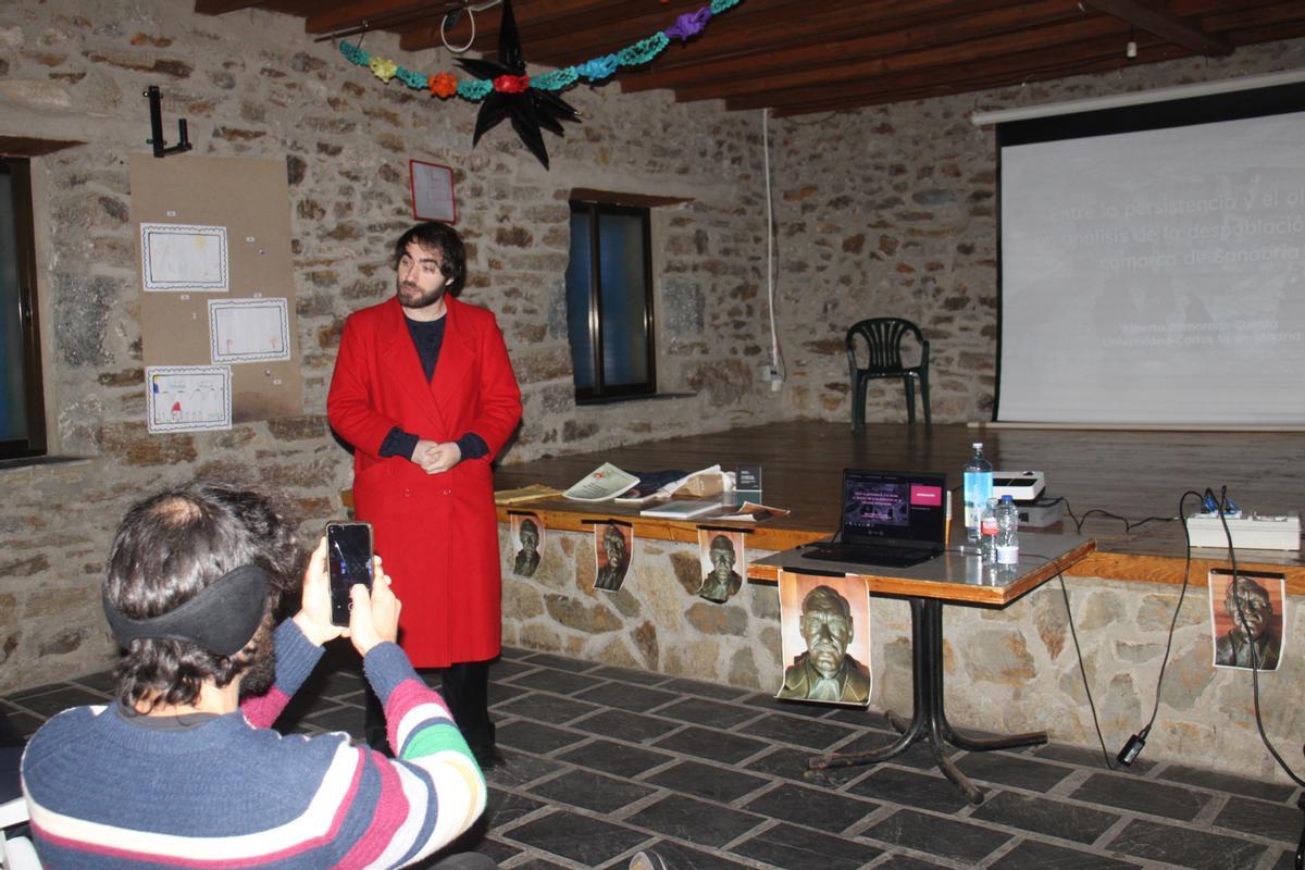 El sociólogo y politólogo Alberto Zamorano durante su conferencia poblacional en Vigo de Sanabria.