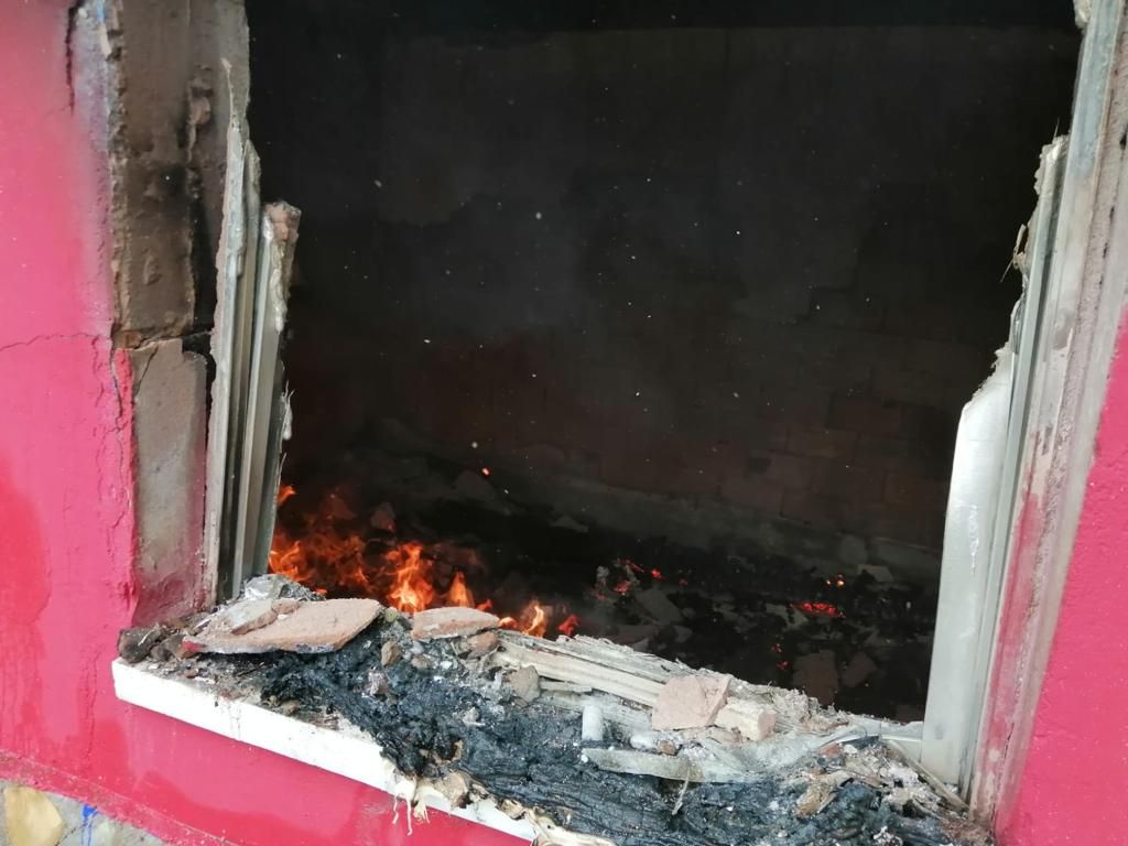 Un incendio calcina una pequeña casa de La Manjoya (Oviedo)