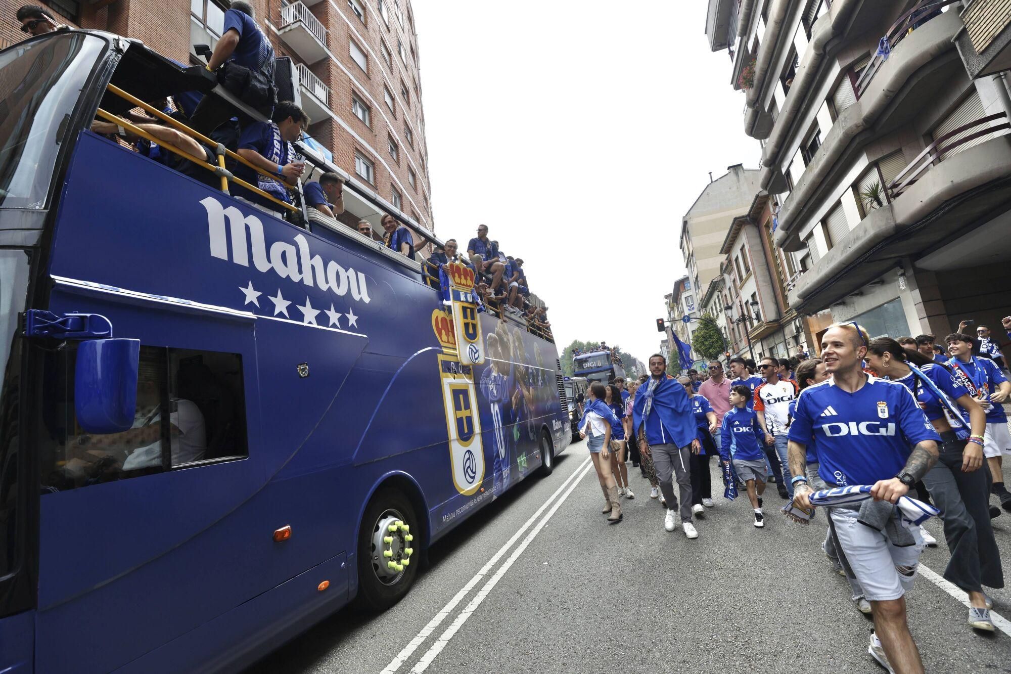 Locura azul en las calles de Oviedo para celebrar el ascenso del equipo a Primera División