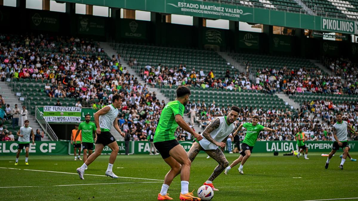 El Elche prepara el partido contra el Huesca con cuatro ausencias