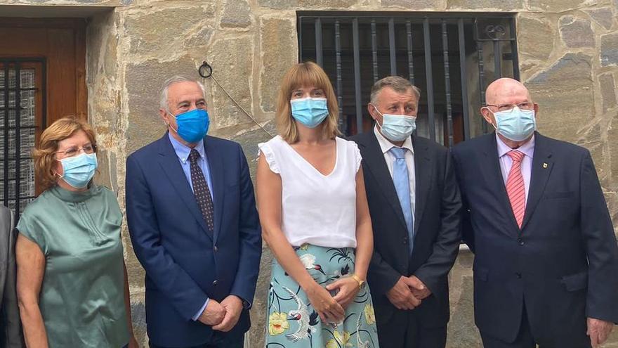 La delegada del Gobierno en Aragón, Pilar Alegría, en el acto celebrado este domingo junto a familiares de María Domínguez.