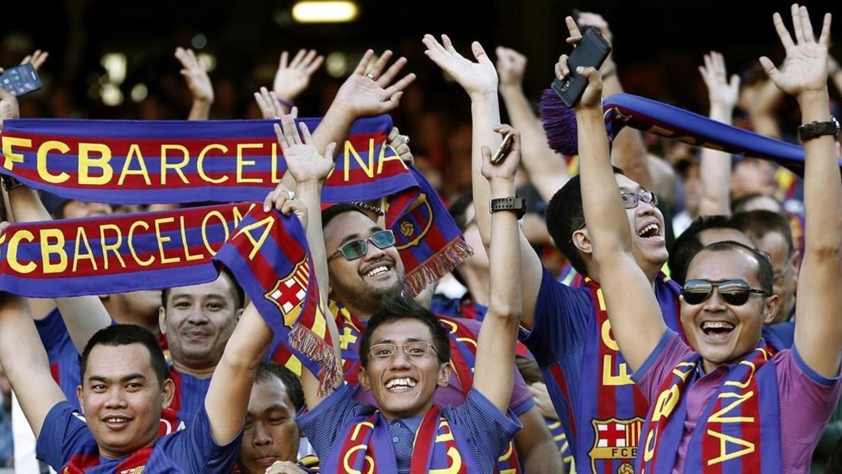 Aficionados del Barça, en el Camp Nou, este sábado.