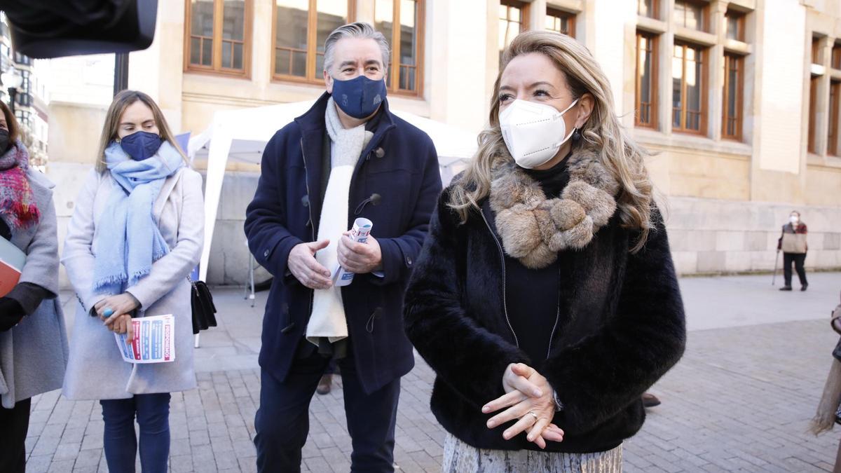 Teresa Mallada, a la derecha, acompañada por el presidente y la secretaria del PP de Gijón, Pablo González y Cristina Villanueva, hoy en Gijón.