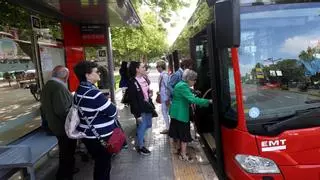 La aglomeración de gente obliga a la EMT a desviar la línea de autobuses del centro