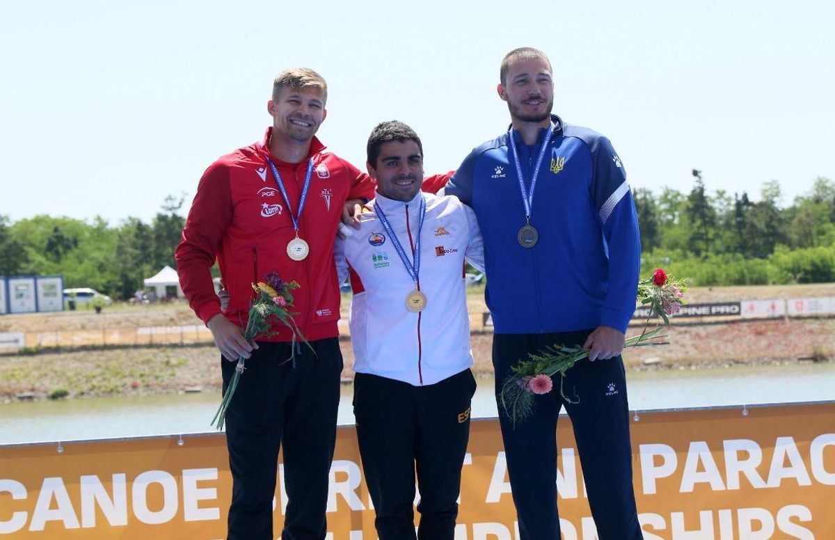 Pablo Graña con su medalla de oro en el podio de Racice rodeado del polaco Oleksii Koliadych (izq.) y el ucranio Andri Rybachok (dcha.).