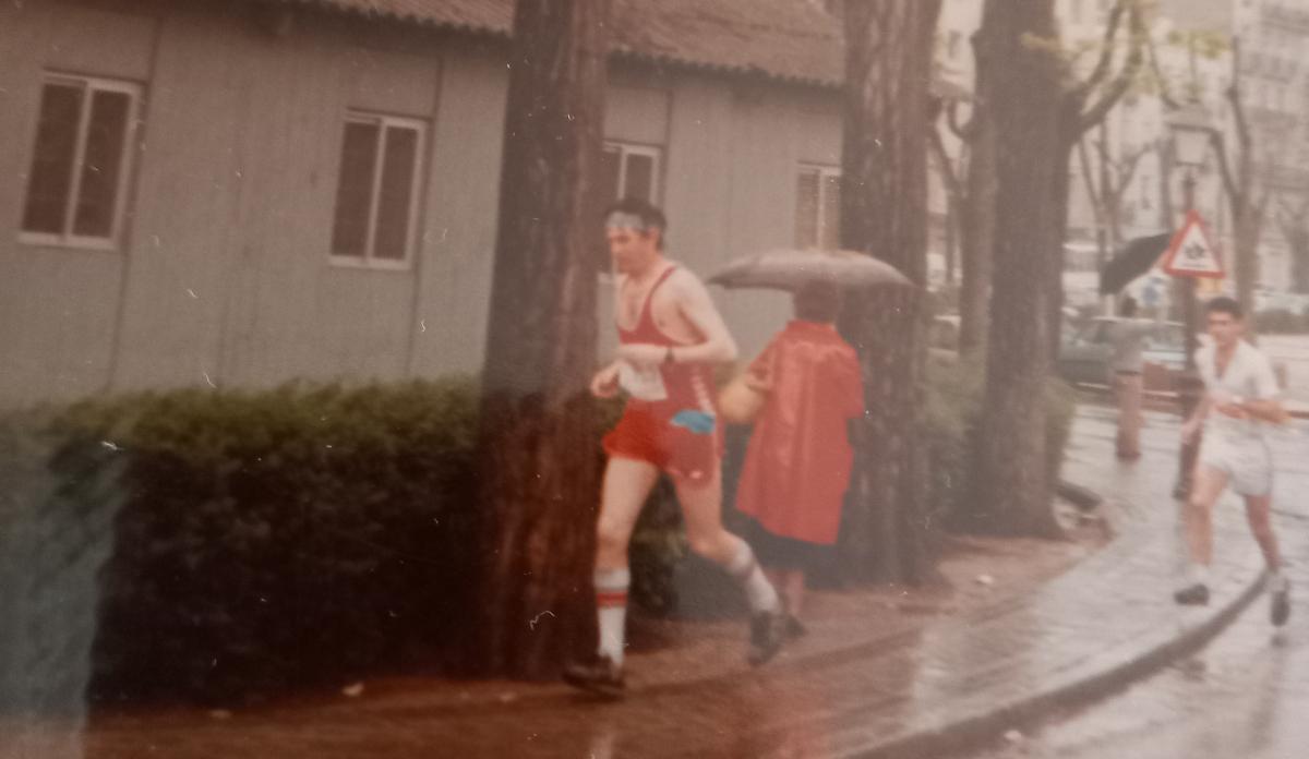 El veterano corredor en una prueba bajo la lluvia cuando era más joven.
