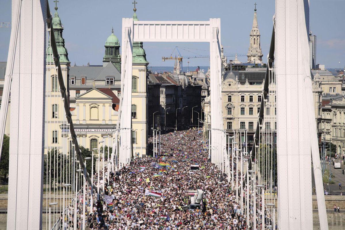 Participantes de la marcha del Orgullo cruzan el Puente Elisabeth en Budapest, Hungría, el sábado 28 de junio de 2025. (Foto AP/Rudolf Karancsi)