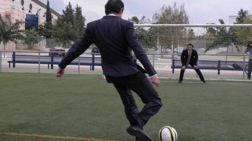 El alcalde Eduardo Dolón y el conseller José Císcar, comprobaron las bondades de los nuevos campos de fútbol en la zona deportiva.