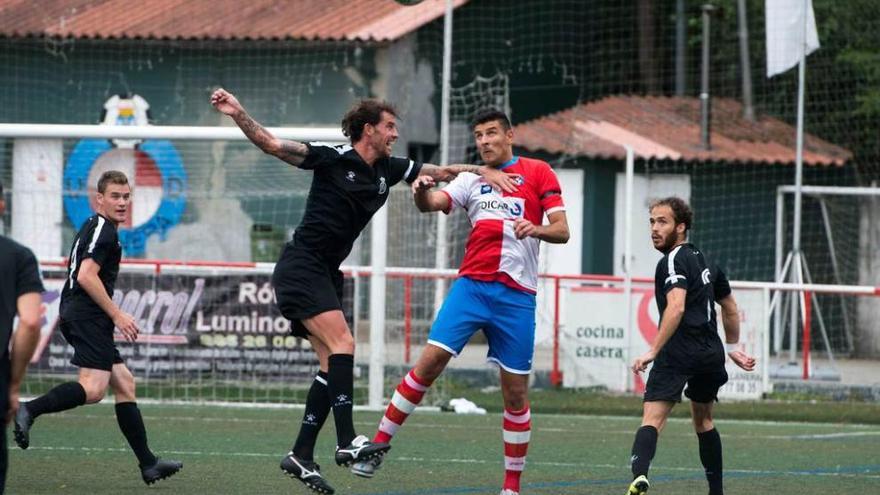 Palazuelos disputa un balón ante el Llanera con Nuño y Manu Blanco atentos.