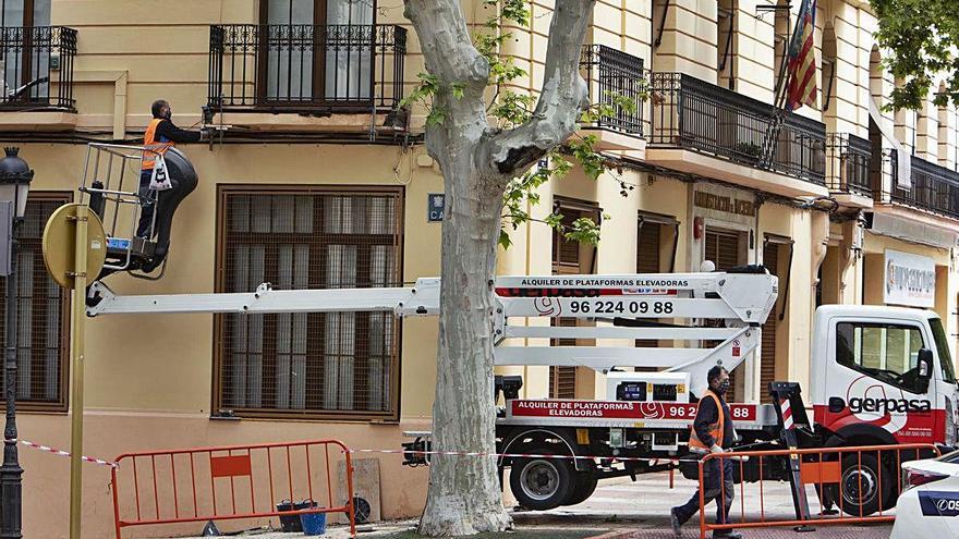 Obreros trabajando en el edificio de Hacienda de Xàtiva.