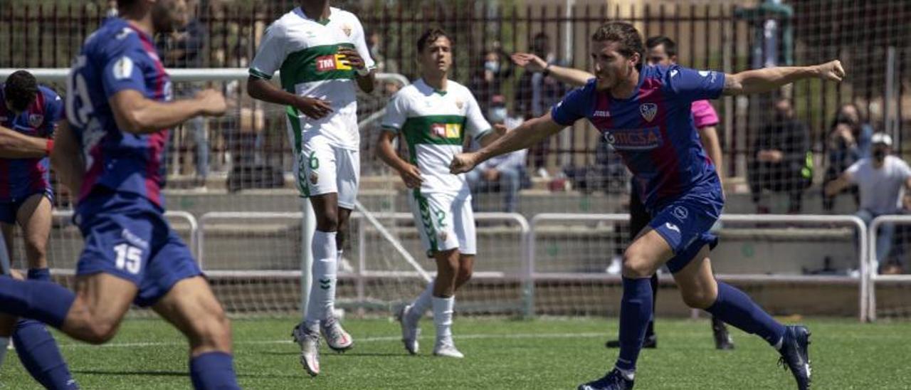 Germán Sáenz celebra el tanto marcado en el 86’ desde los once metros. | JOSÉ GÓMEZ