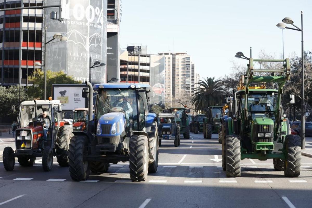 FOTOS: La tractorada de los agricultores toma Valencia