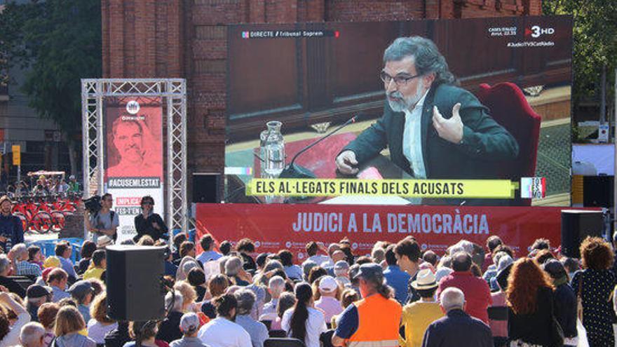 Jordi Cuixart en una pantalla durant el judici de l&#039;1-O.