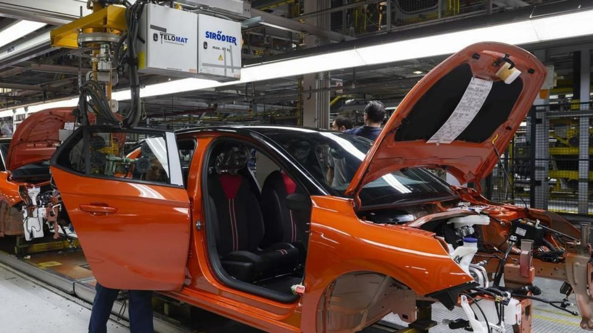 La cadena de montaje del Opel Corsa en la planta de coches Stellantis en Figueruelas, que este año ha cumplido su 40 aniversario. Jaime Galindo