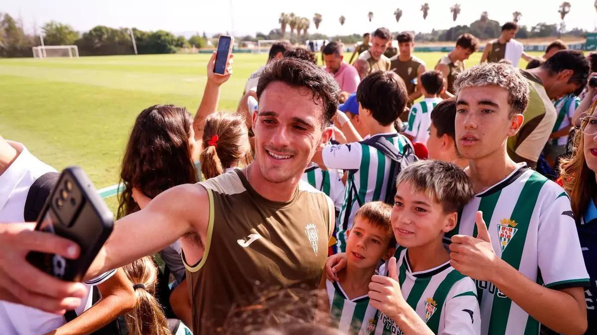 Diego Bri, junto a un grupo de cordobesistas tras una sesión de pretemporada en la Ciudad Deportiva.
