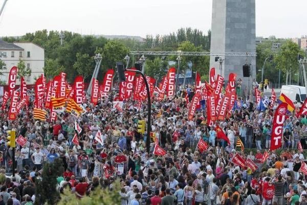 Miles de personas se manifiestan en Zaragoza