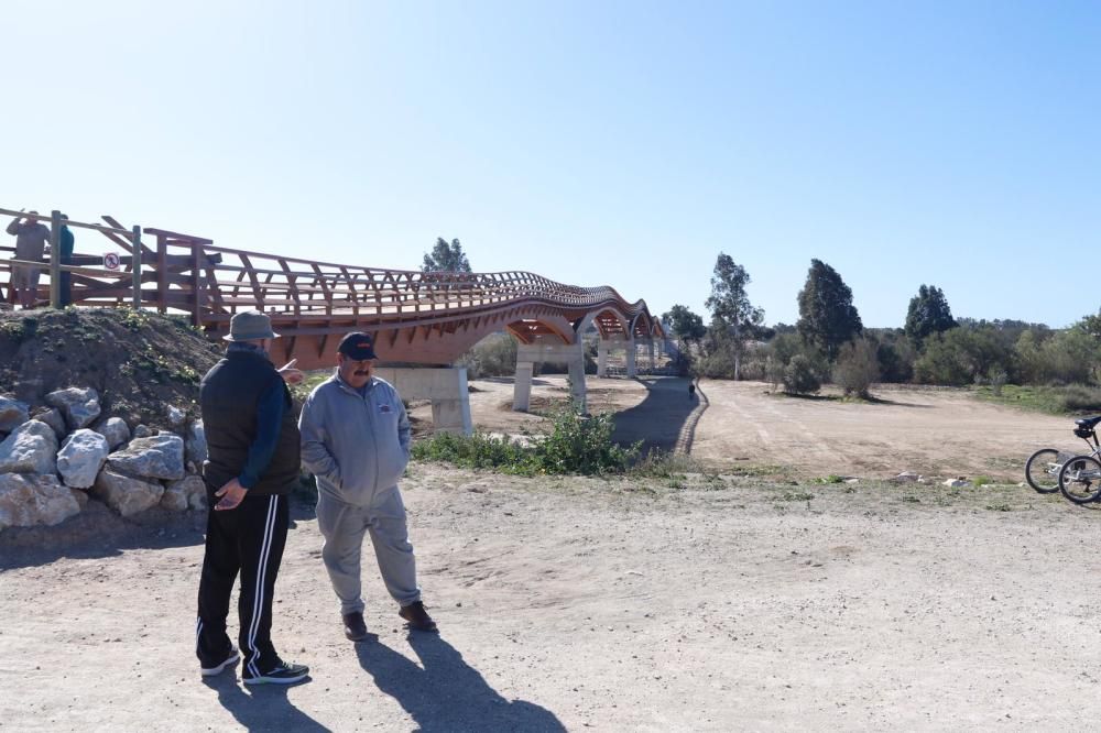 Sin fecha oficial para su apertura, la pasarela de madera que conecta la rotonda junto al Estadio de Atletismo y el Martín Carpena con la orilla opuesta del río Guadalhorce ya está instalada.