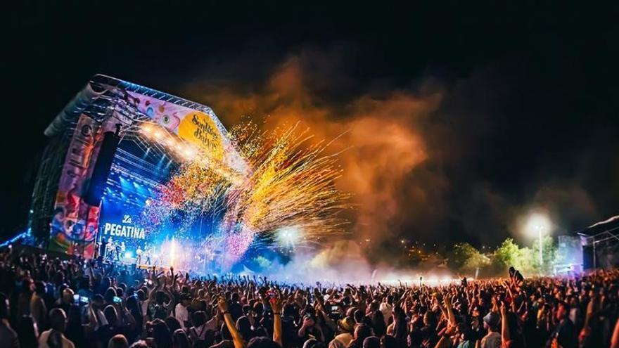 El apoteósico final del SonRías Baixas con La M.O.D.A. y La Pegatina