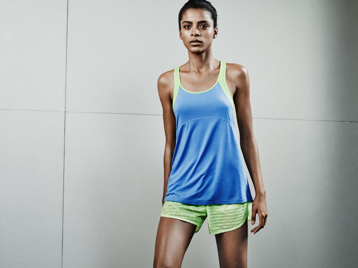 Colección Gym Wear de Pull&Bear: conjunto azul y verde flúor