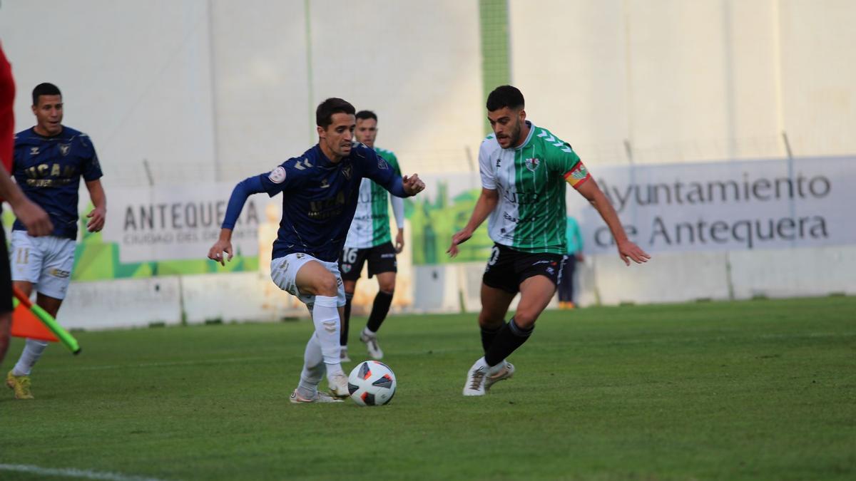 Sergio Cortés conduce el balón durante el partido ante el Antequera