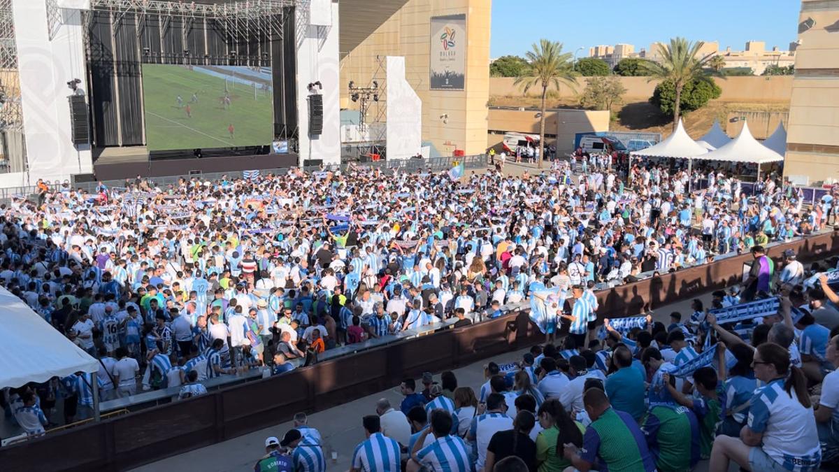 La afición del Málaga CF abarrota el Cortijo de Torres.