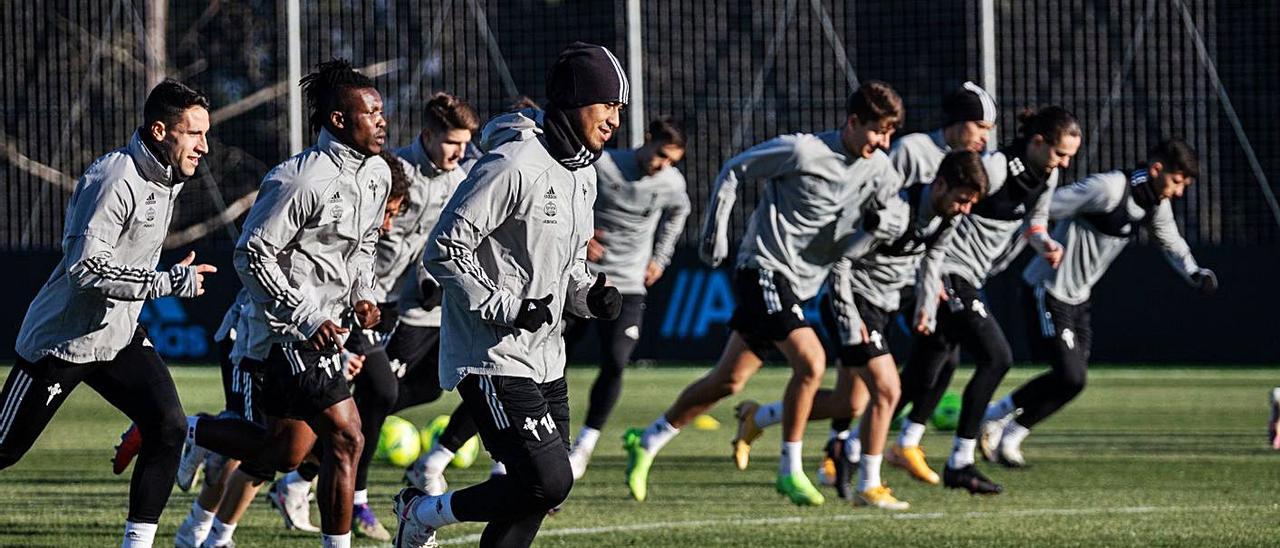 Jugadores del Celta entrenando en los campos de la Ciudad Deportiva Afouteza en Mos.