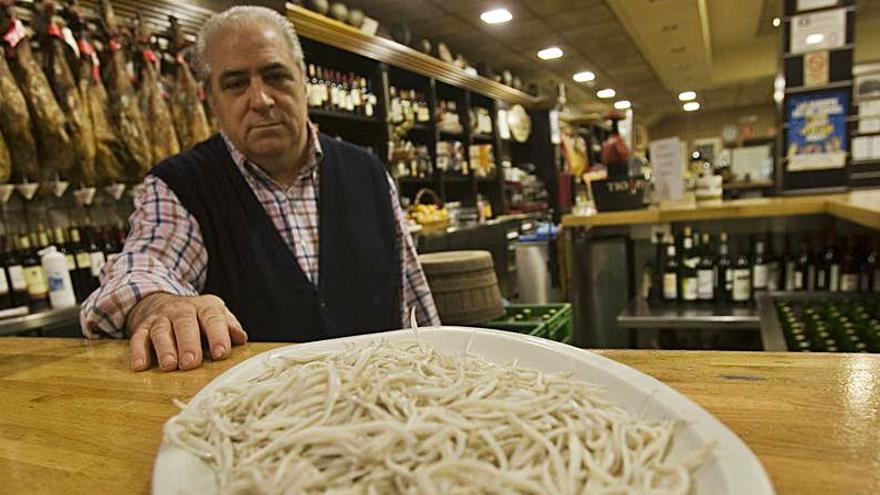 Moisés Pérez Marqués, con las  primeras angulas de la temporada en su sidrería, Casa Moisés, en una imagen de archivo.