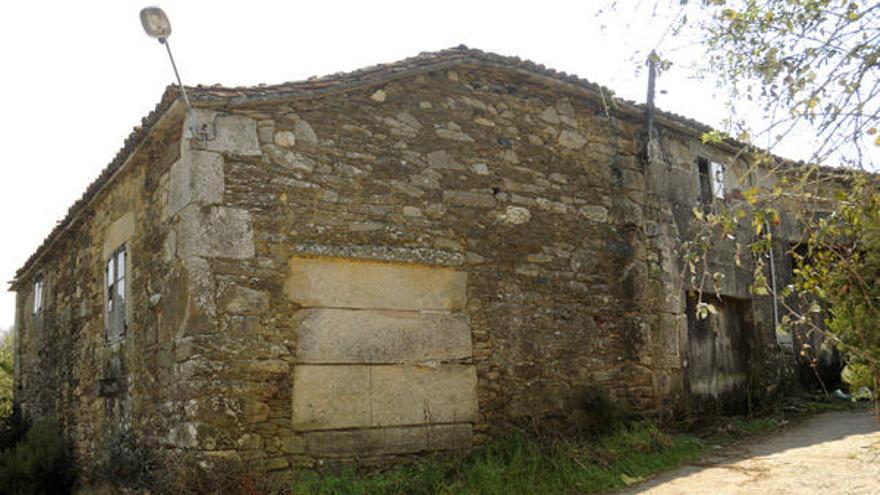 Casa natal do profesor, na parroquia da Veiga, agora deshabitada.  // Bernabé/Javier Lalín