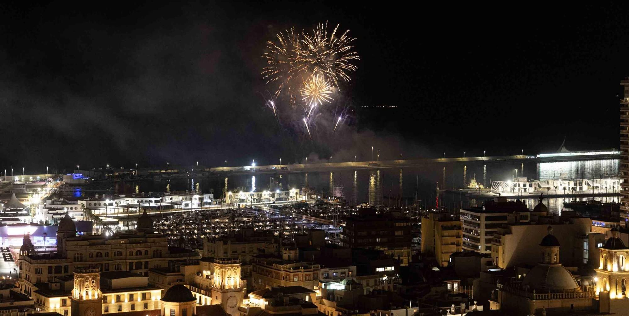 El castillo de fuegos del 9 d'octubre ilumina Alicante