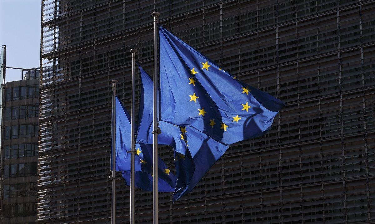 Brussels (Belgium), 22/04/2020.- European flags in front of the European Commission headquarters during a video conference of the European foreign ministers in Brussels, Belgium, 22 April 2020. (Bélgica, Bruselas) EFE/EPA/OLIVIER HOSLET