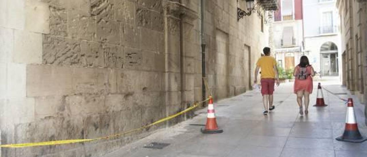 La zona permanecía ayer cerrada y con desprendimiento