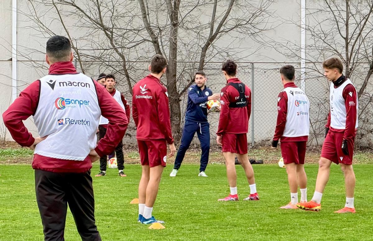 David Rocha da órdenes a los suyos durante la presente semana.