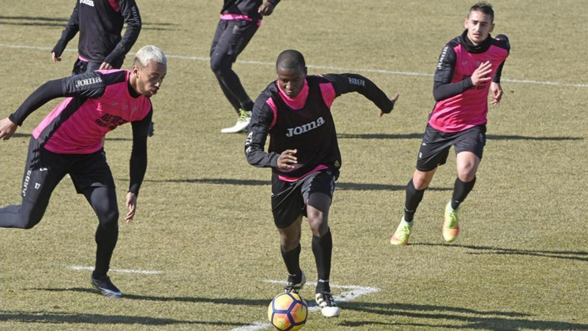 Adrián Ramos participa en un entrenamiento del Granada