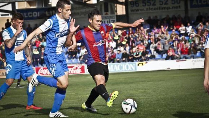 Petcoff intenta controlar el balón durante el Alcoyano-Eldense de la temporada 15/16.