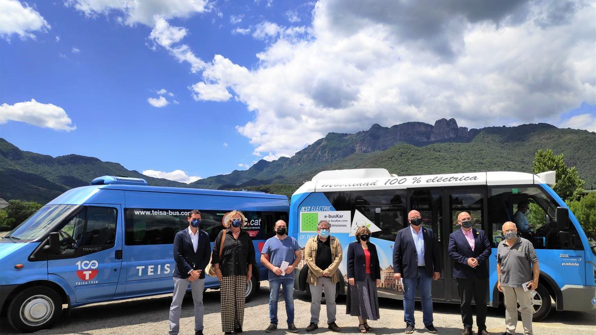 Autoritats, amb el microbús del Clic.cat i l’elèctric en proves, a la Vall d’en Bas