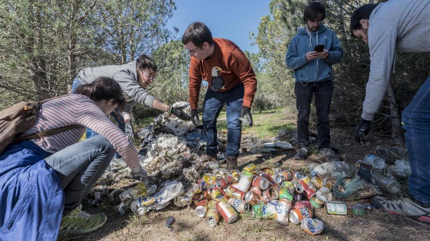 Recullen més de cent quilos de residus a les basses de la Garriga